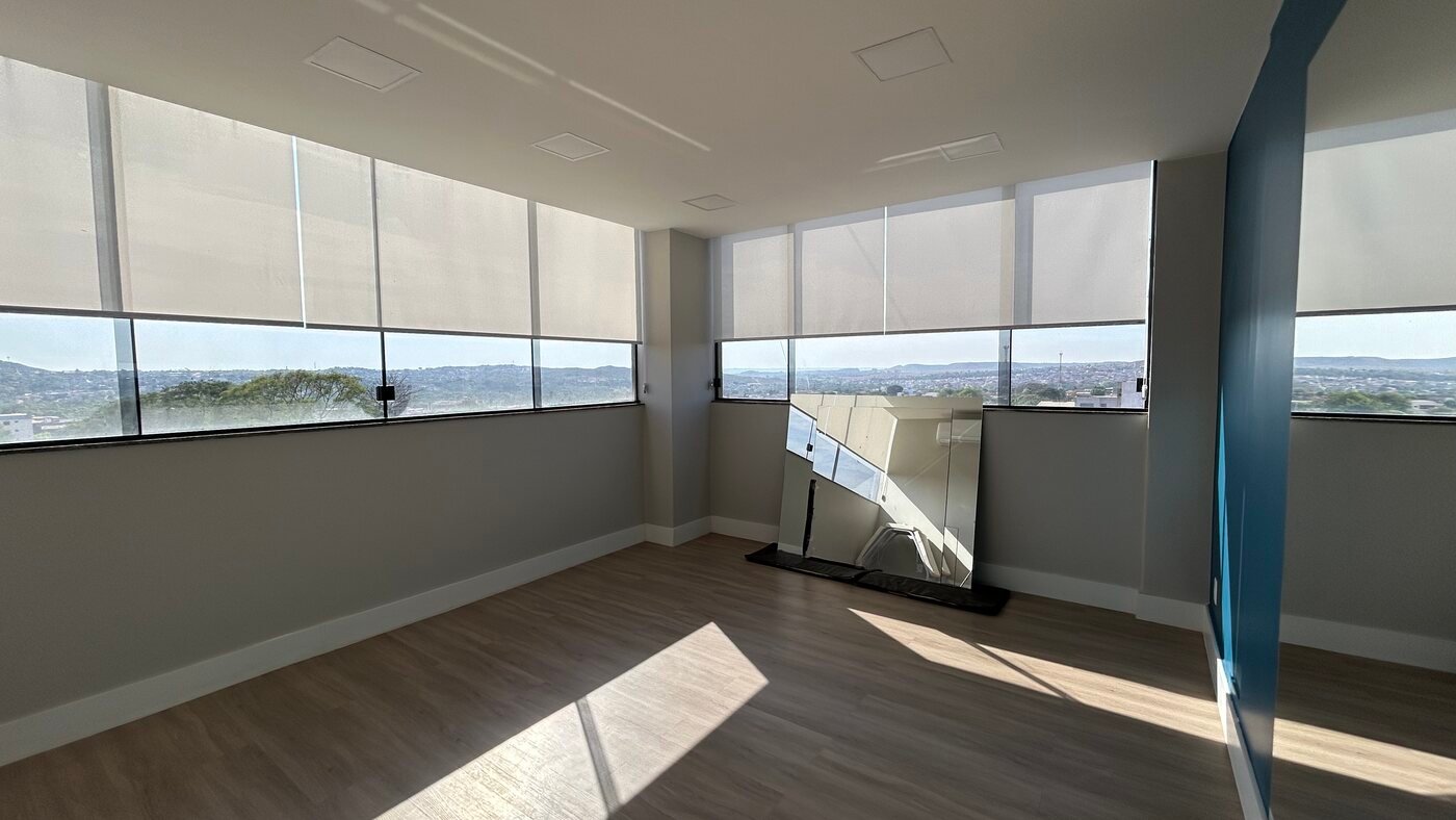 Ambiente interno iluminado com vista panorâmica